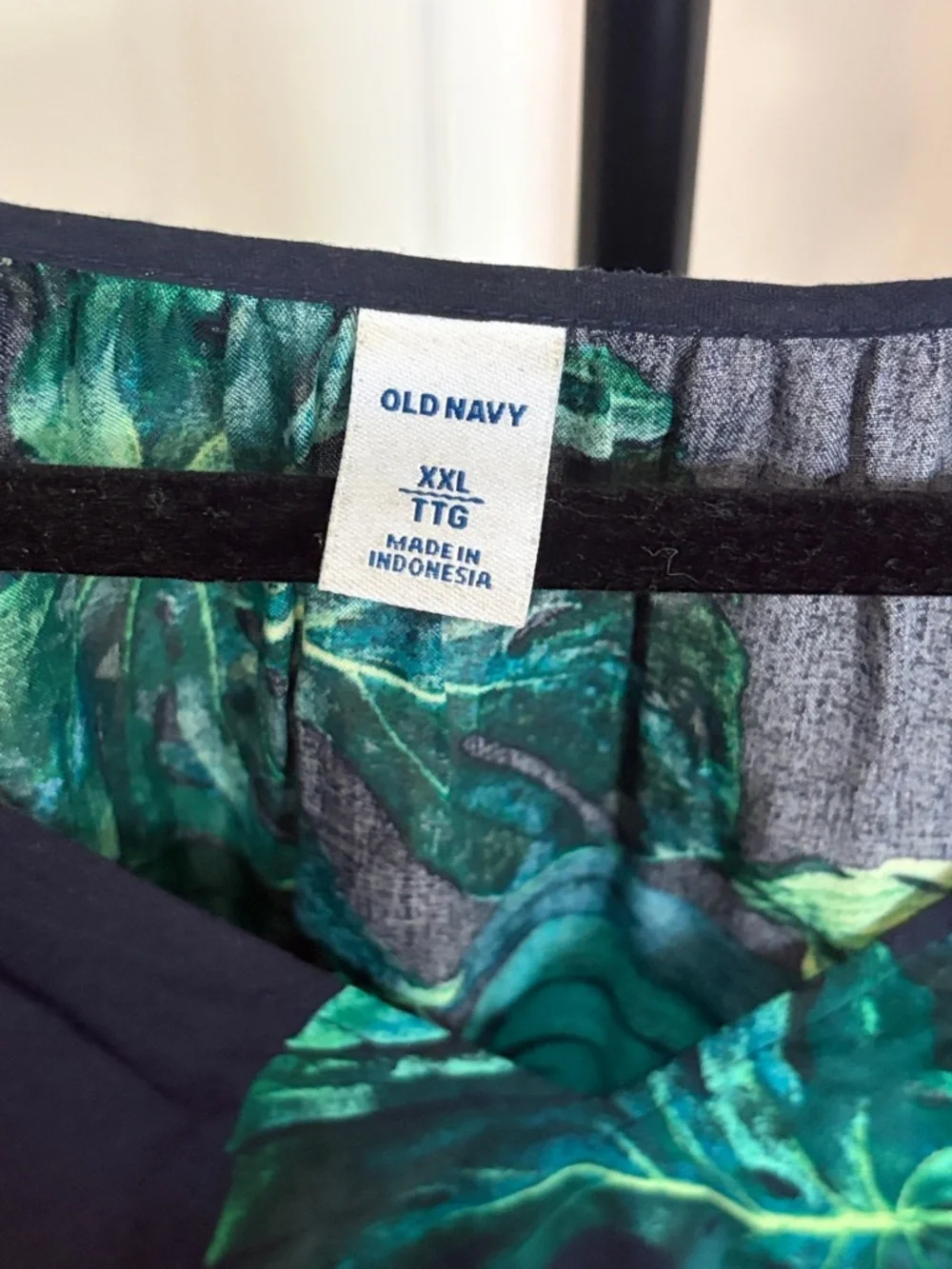Old Navy Women’s Relaxed Split-Neck Tropical Leaves Blouse - Picture 4 of 4